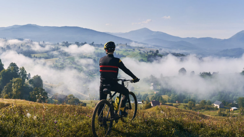 Viajar de bicicleta oferece experiências únicas (Imagem: anatoliy_gleb | Shutterstock)
