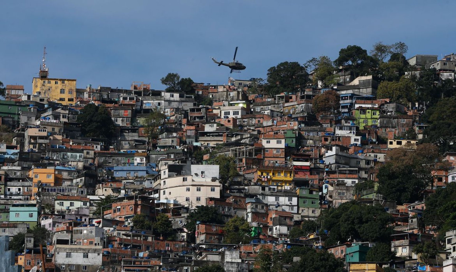 Favela da Rocinha, no Rio de Janeiro, um dos lugares mais buscados como refúgio pelos criminosos foragidos do Ceará (Foto: Fernando Frazão/Agência Brasil)