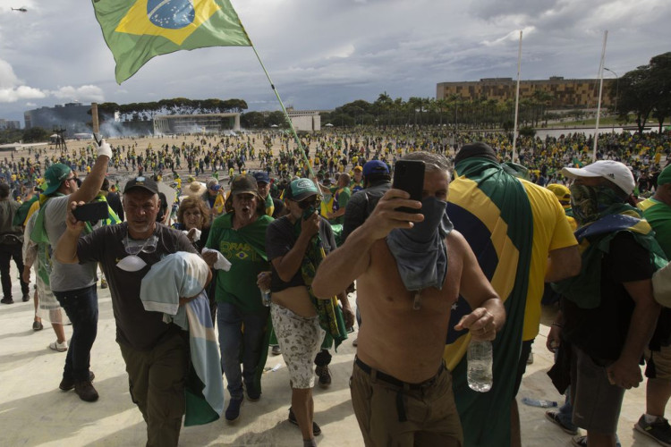 Manifestantes fazem ato contra governo no dia 8 de janeiro 2023