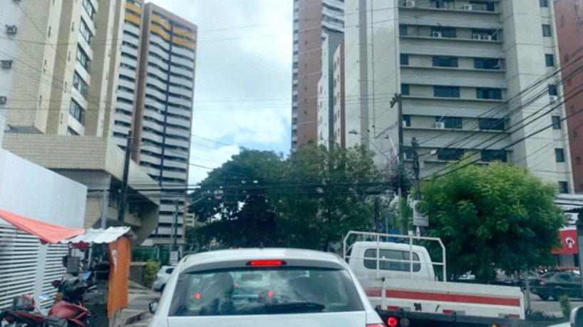 Semáforo localizado no cruzamento da avenida Antônio Sales com a rua Joaquim Nabuco apresenta instabilidade, e agentes da AMC orientam o trânsito