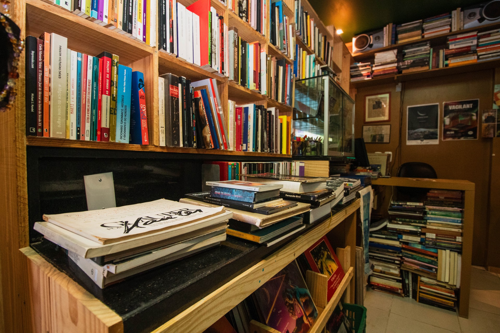 FORTALEZA, CEARÁ, 17-08-2023: O espaço físico do Lindo Sebo Delirante, onde há vendo de livros de segunda mão, vinis e outros itens e antiguidades. Localizado na Sala 1, do Cinema do Dragão .  (Foto: Fernanda Barros/ O Povo) (Foto: FERNANDA BARROS)