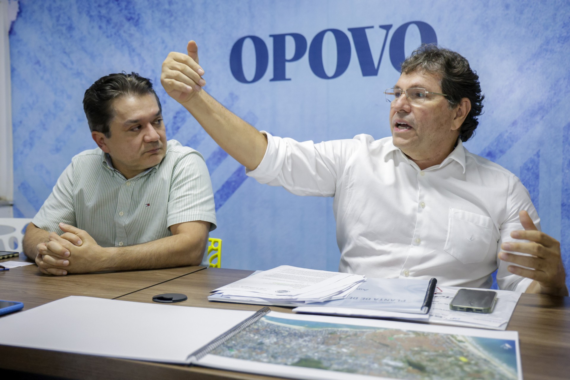 ￼PRESIDENTE da Cagece, Neuri Freitas, e o presidente do Consórcio Águas de Fortaleza, Renan Carvalho, em visita ao O POVO (Foto: FCO FONTENELE)