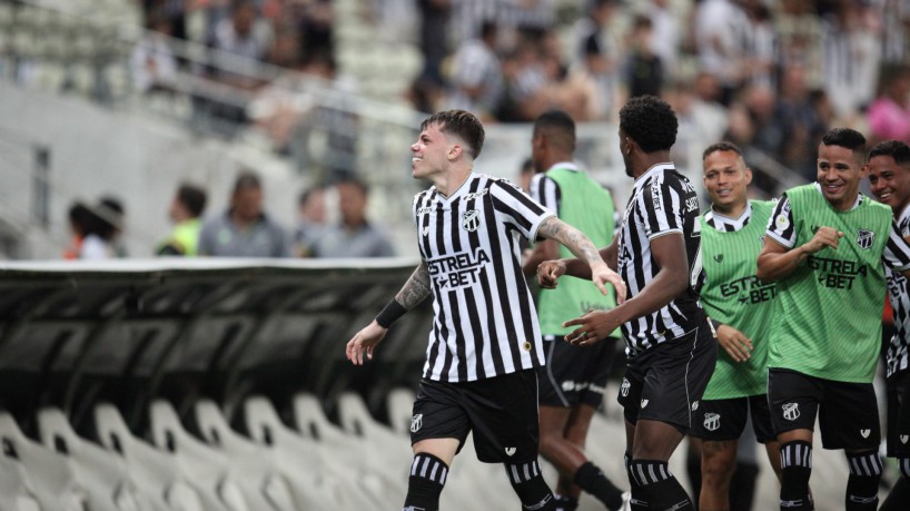 Barletta comemora gol marcado contra a Ponte Preta, pela Série B do Campeonato Brasileiro