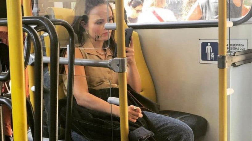 Foto de Larissa Manoela em ônibus viraliza nas redes