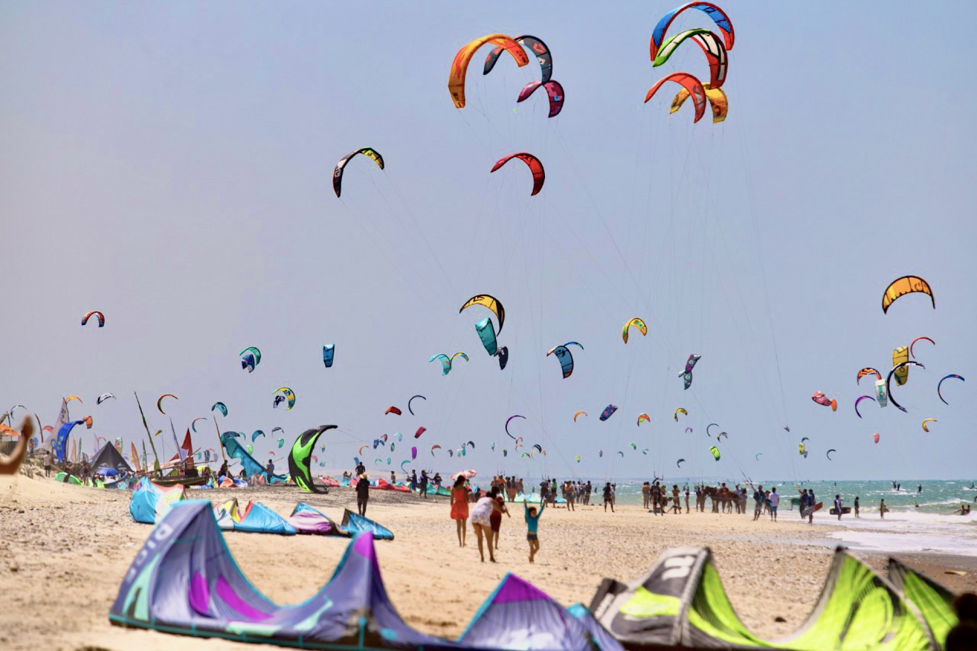 Kitesurfe é uma âncora do turismo esportivo no Cumbuco, em Caucaia, na Região Metropolitana de Fortaleza
 (Foto: Talles Freitas/DIVULGAÇÃO)