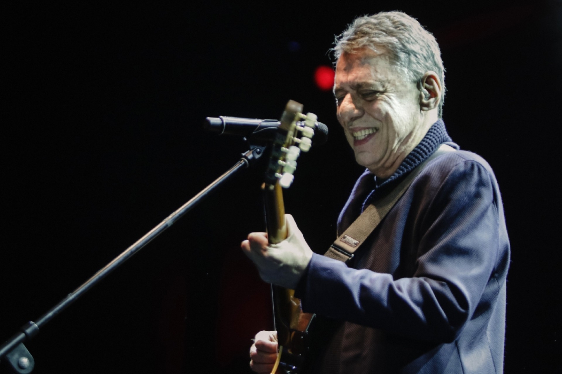 Chico Buarque pede indenização de R$ 48 mil por danos morais em processo contra Flávio Bolsonaro, senador e filho do ex-presidente Jair Bolsonaro (Foto: Mateus Dantas em 21/09/2018)