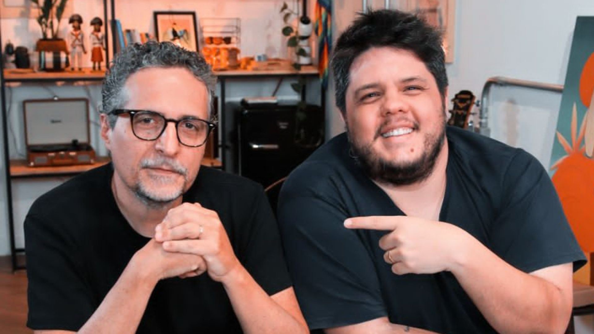 Leo Paiva grava novo episódio de podcast com Kleber Mendonça Filho 