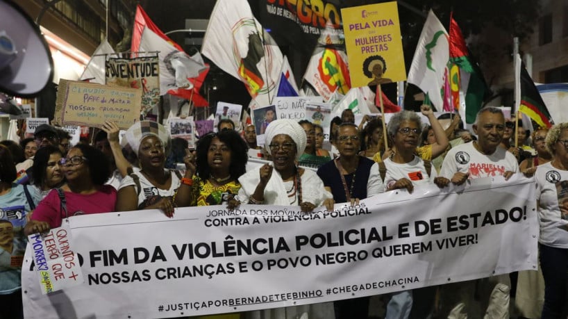 Rio de Janeiro (RJ), 24/08/2023 - Integrantes do movimento negro protestam contra a violência policial em caminhada na região da Candelária, centro da cidade. Foto: Fernando Frazão/Agência Brasil