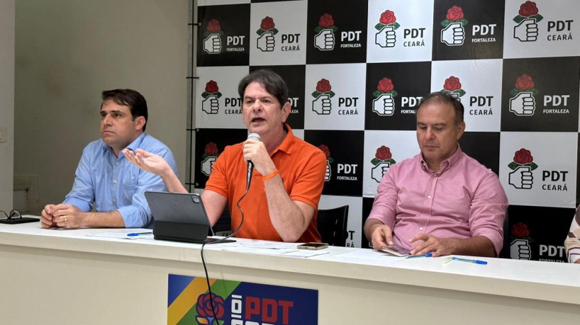 ￼Cid em reunião do diretório estadual em agosto. Na mesa, a frase: 