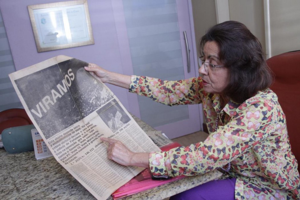 Maria Luiza Fontenele mostra jornais antigos sobre a eleição para prefeita de Fortaleza(Foto: Tatiana Fortes, em 12/11/2015)