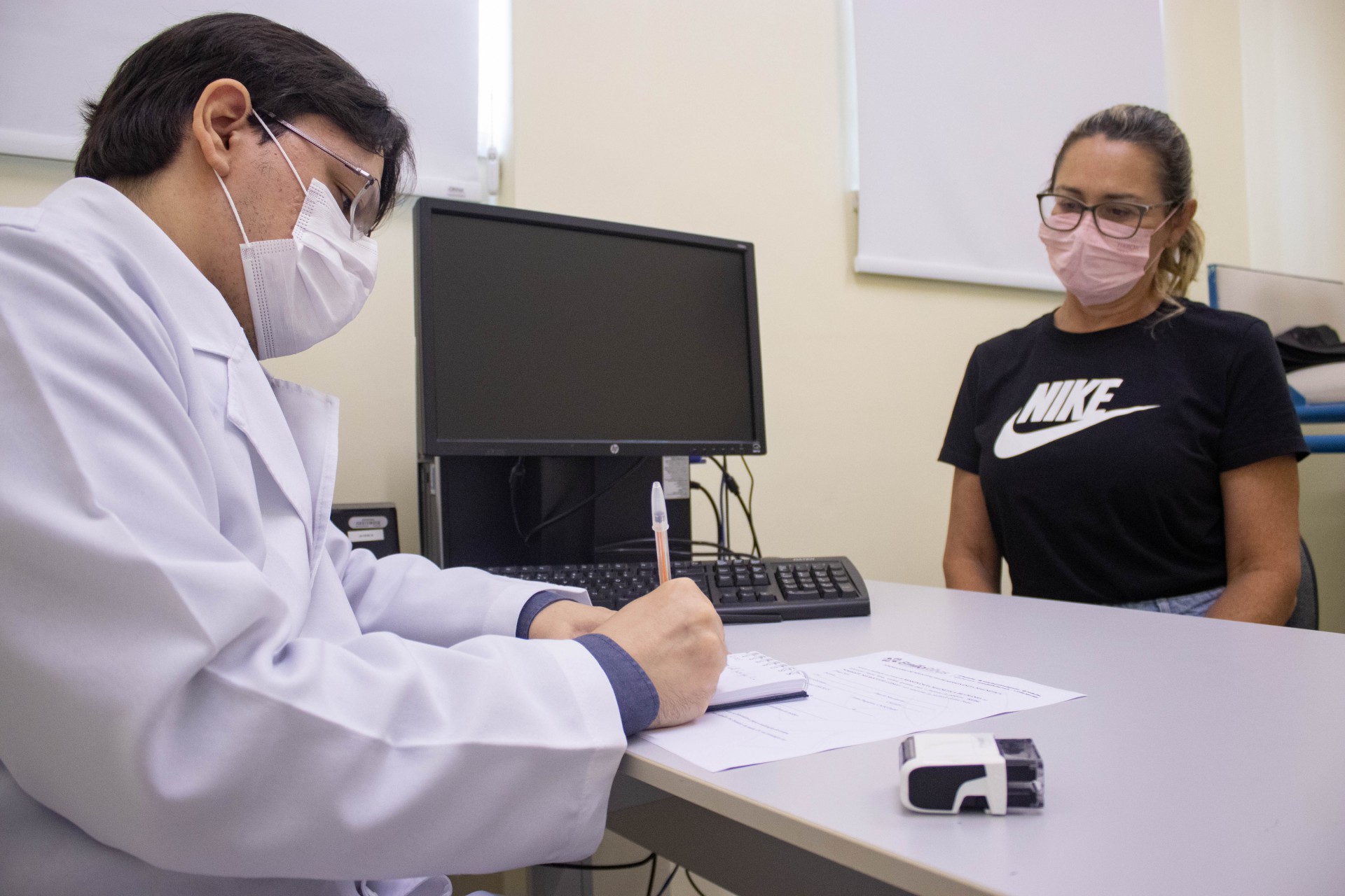 Luciana Costa Guerra, infectada quatro vezes durante a pandemia, apresentou sintomas após a Covid
 (Foto: Samuel Setubal)