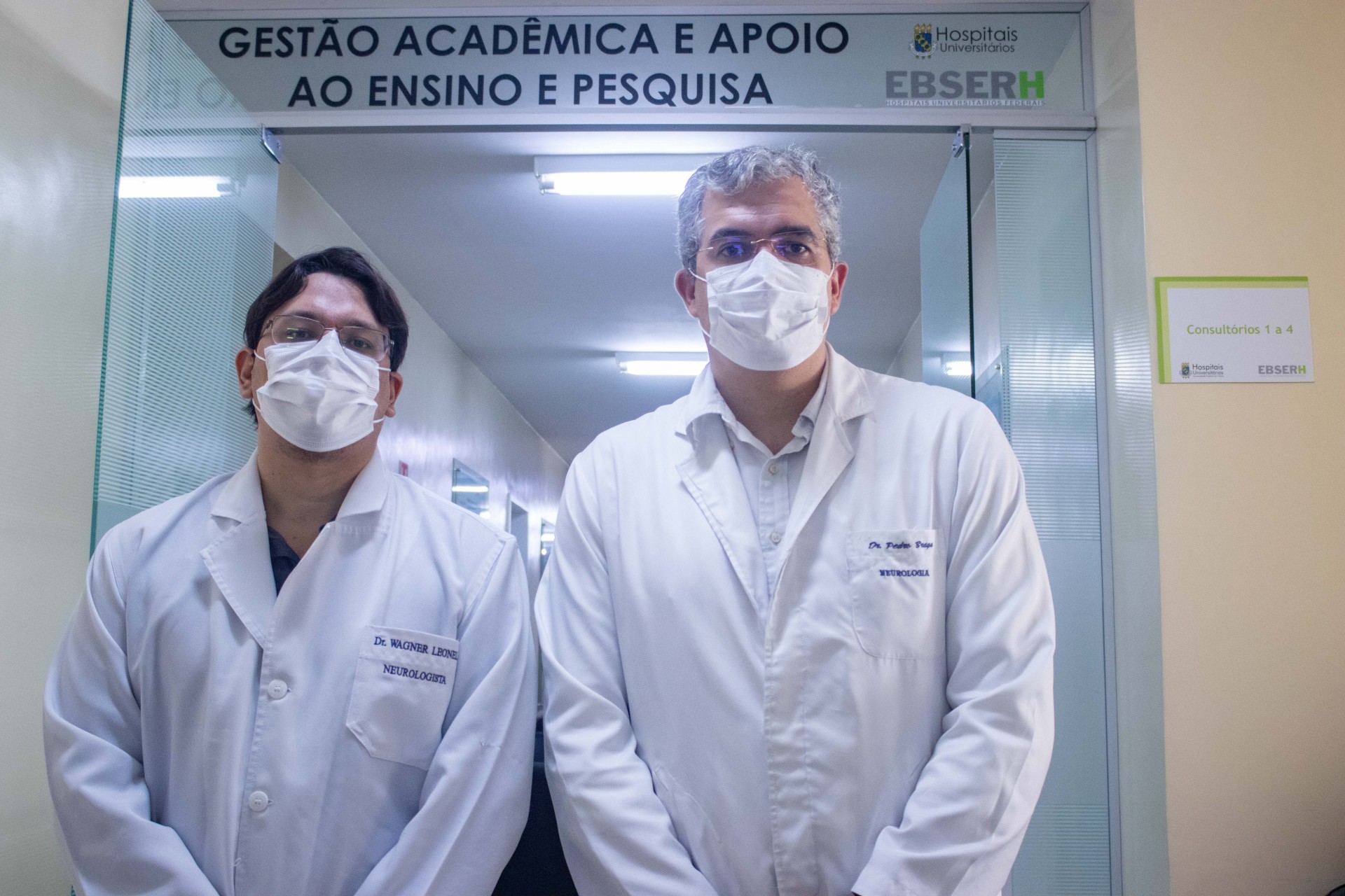 Neurologistas José Wagner Leonel Tavares Júnior Pedro Braga, respectivamente pesquisador e coordenador do Ambulatório de Neurocovid do HUWC/UFC
 (Foto: Samuel Setubal)