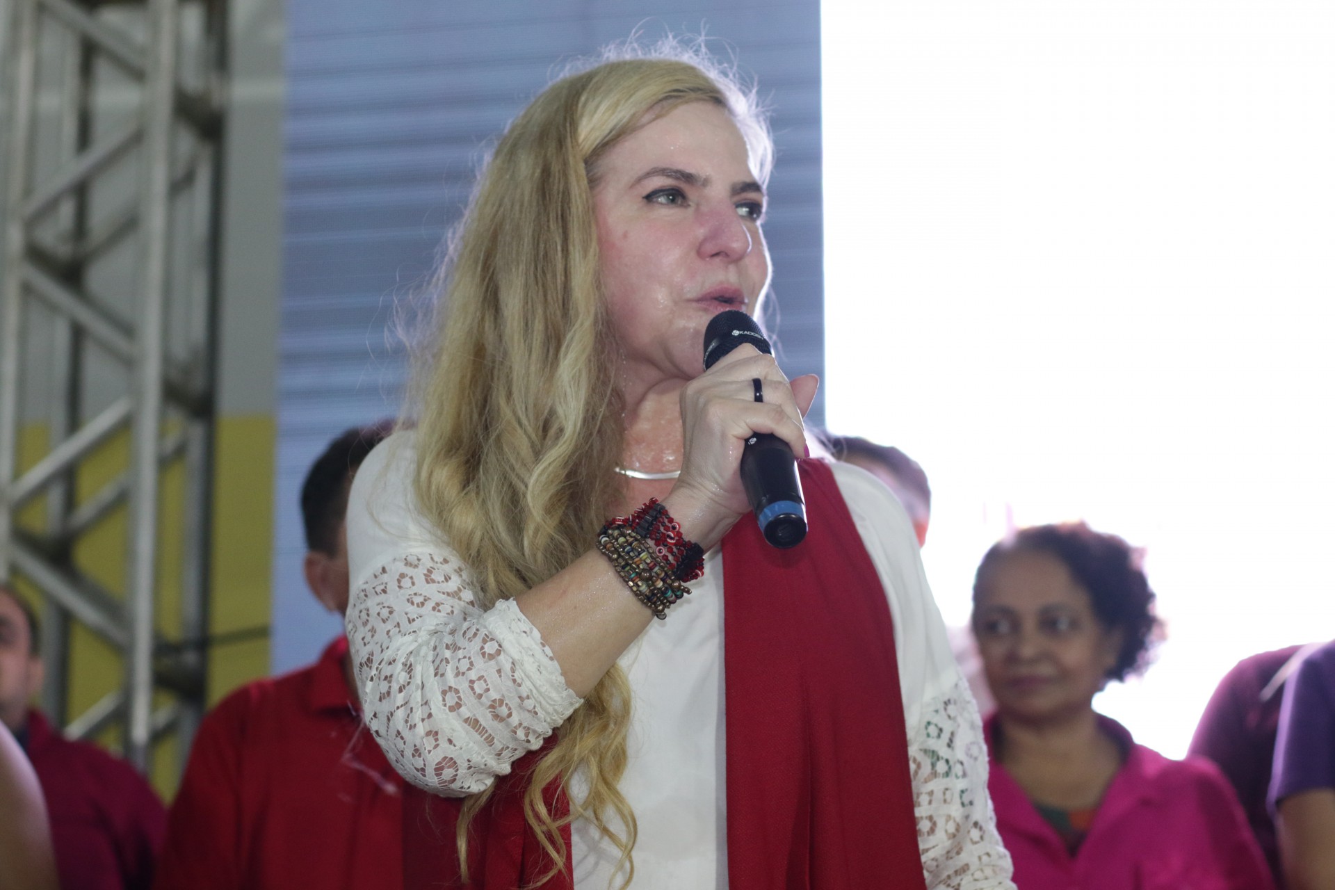 LUIZIANNE comandou evento no Jangurussu e confirmou sua pré-candidatura (Foto: Fernanda Barros/O POVO)