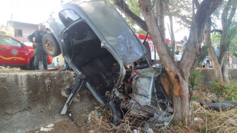 Acidente em Maracanaú deixa uma pessoa morta e outras duas feridas neste sábado, 26.