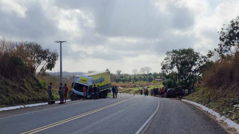 Acidente na BR 230 entre carro e caminhão deixa uma vítima morta e outra em estado grave 