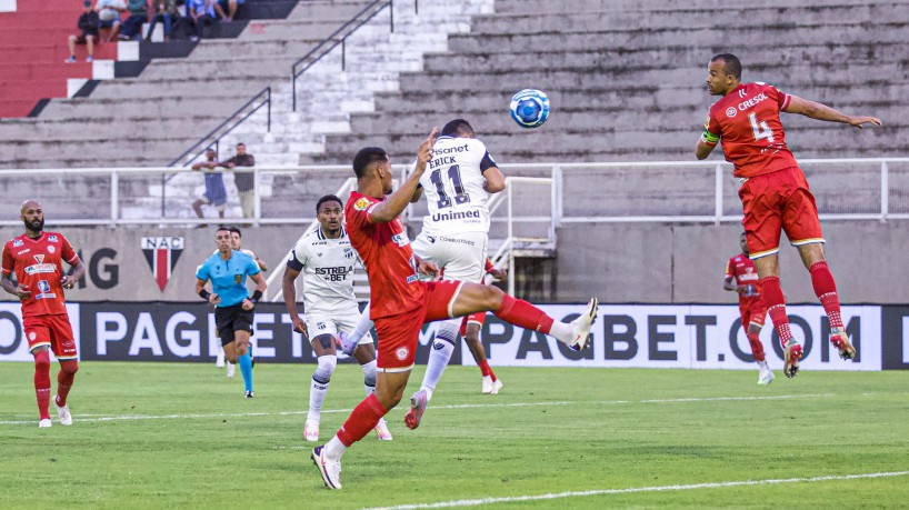 Erick realizando cabeceio para marcar o primeiro gol do Ceará diante do Tombense