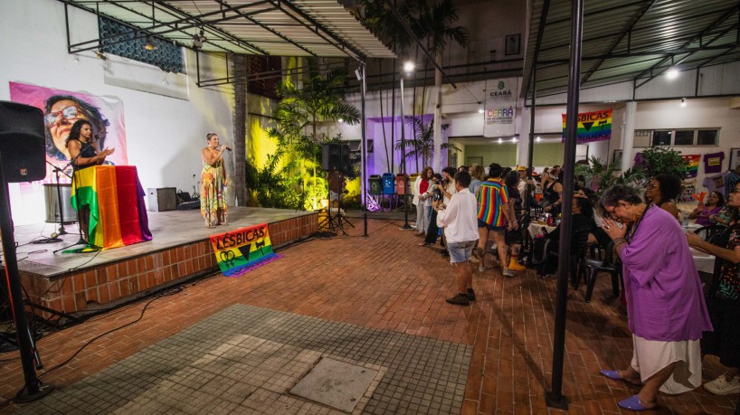 FORTALEZA, CEARÁ, 26-08-2023: Theatro José de Alencar recebe festa em celebração do Dia da Visibilidade Lésbica, com homenagens à pessoas que contribuíram com a luta e resistência do grupo.  (Foto: Fernanda Barros/ O Povo)