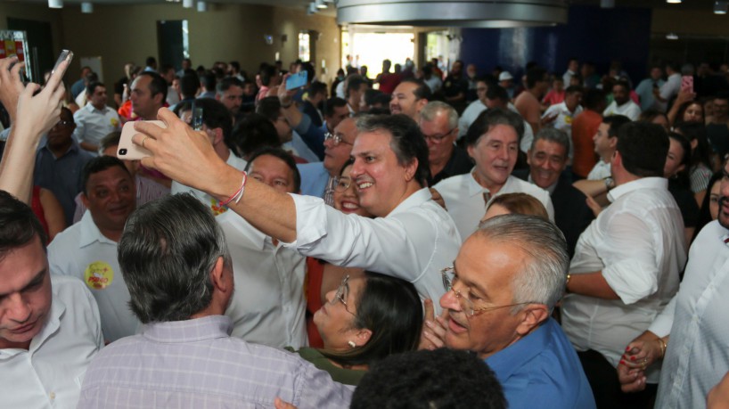 O ministro da Educação, Camilo Santana (PT), tira foto com apoiadores durante a posse do pai, Eudoro Santana, como presidente do PSB no Ceará