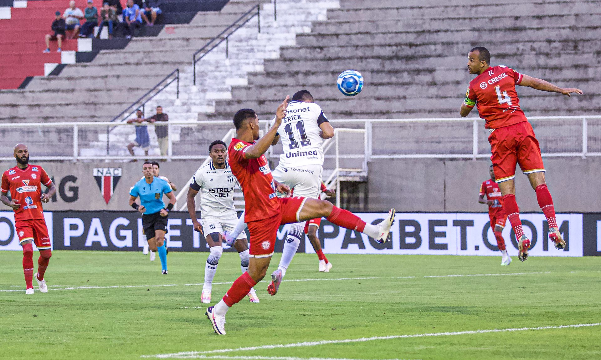 Erick realizando cabeceio para marcar o primeiro gol do Ceará diante do Tombense (Foto: Israel Simonton / Ceará SC)