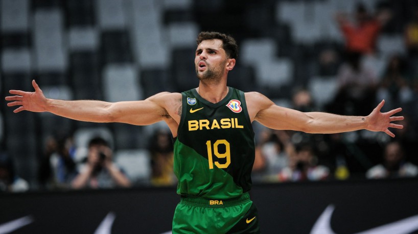 Raulzinho no jogo Brasil x Irã pelo Campeonato Mundial de Basquete