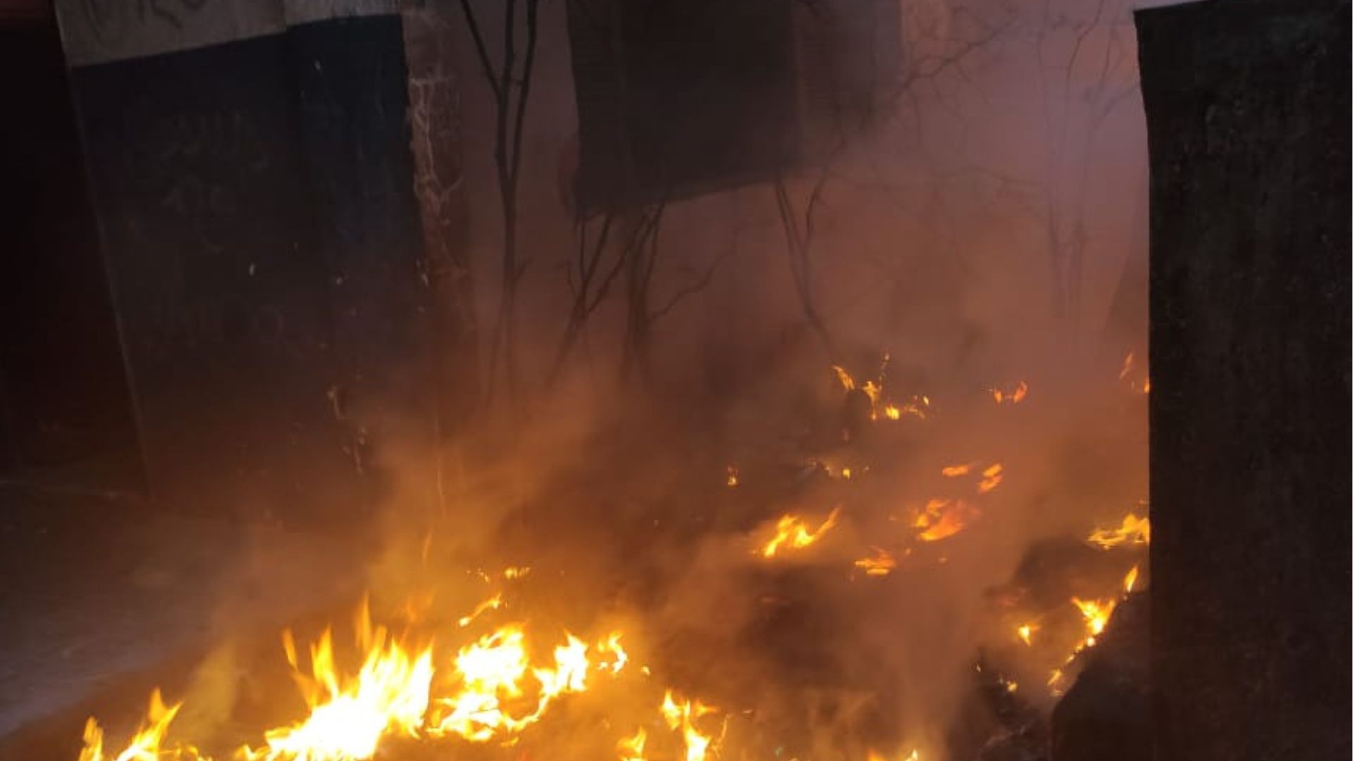 Incêndio de pequena proporção podia ser avistado por torcedores que aguardavam partida entre Fortaleza e Coritiba que acontece neste domingo, 27, no PV