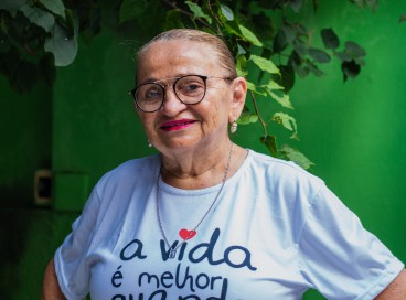 Angela Viana, 72, se descobriu artista após a aposentadoria 