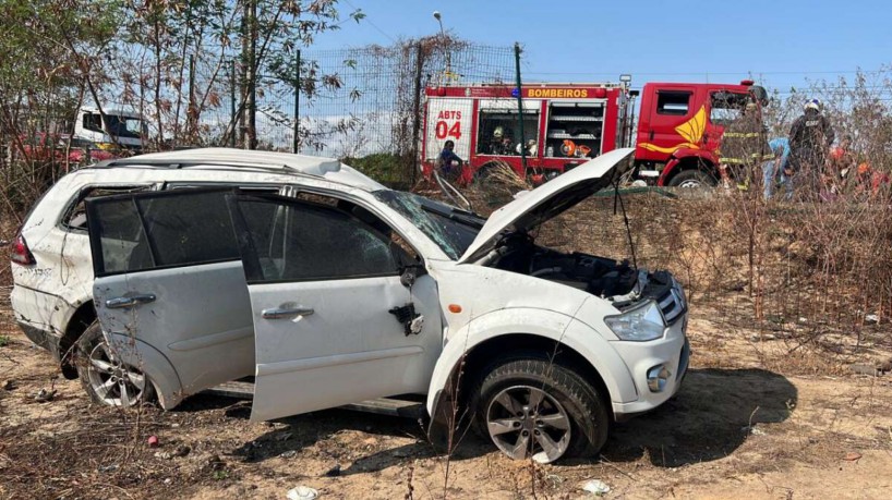 O condutor do carro perdeu o controle antes de capotar 