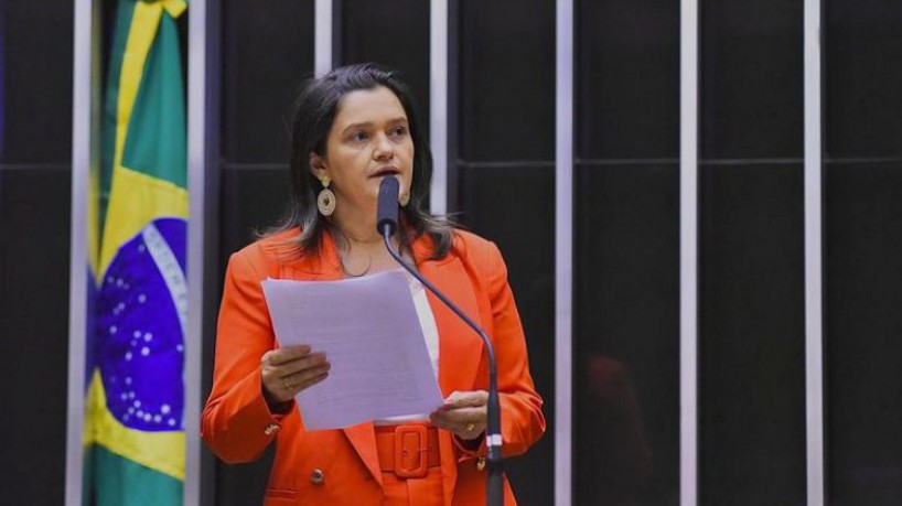 Suplente Eliane Braz toma posse como deputada federal 