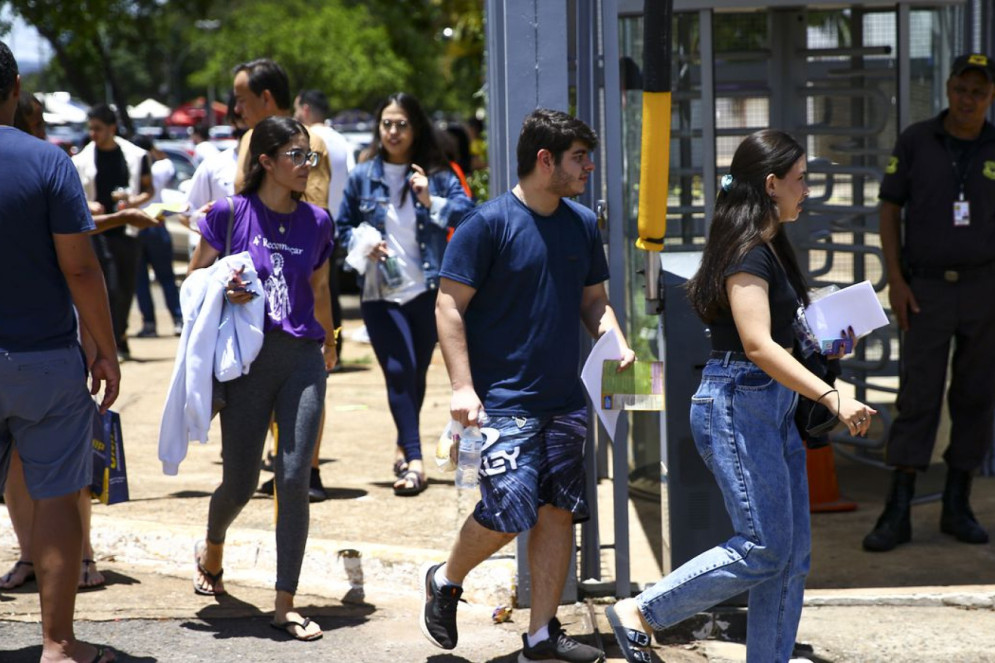 Candidatos comparecem a local de prova para a primeira etapa do Exame Nacional do Ensino Médio (Enem) 2022.(Foto: Marcelo Camargo/Agência Brasil)