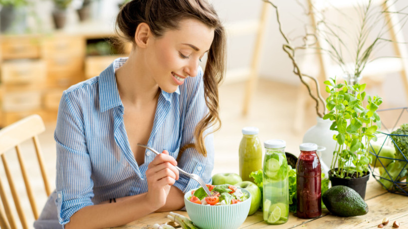 Comer folhas e vegetais é um caminho seguro para um organismo mais saudável (Imagem: RossHelen | Shutterstock)