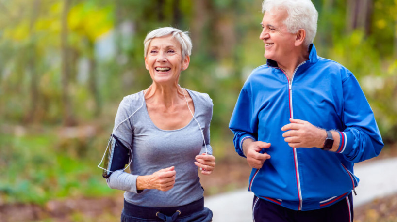 Caminhar pode ajudar a prevenir o aparecimento de dores diárias no joelho (Imagem: Lordn | Shutterstock)