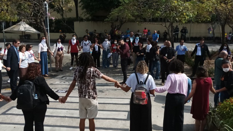 Integrantes do movimento Mães do Curió reuniram-se em uma roda de oração antes do início do julgamento, na manhã desta terça, 29