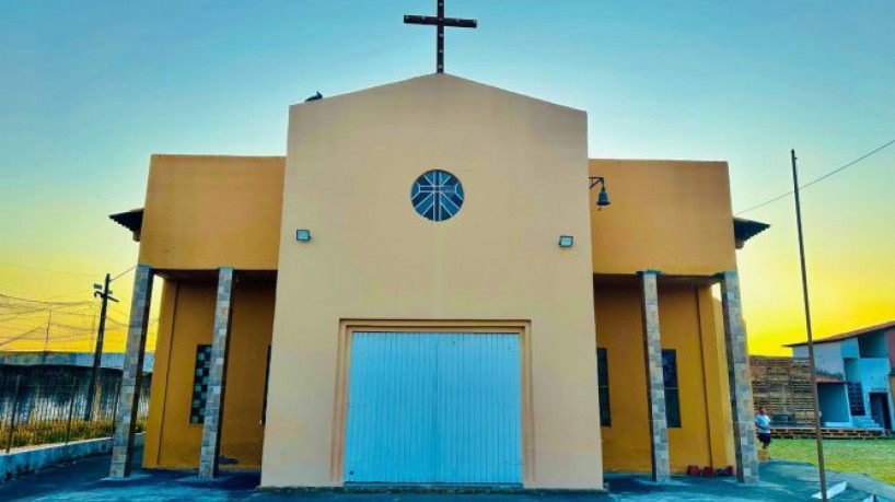 A Igreja Matriz de Santa Clara de Assis foi construída em 1998