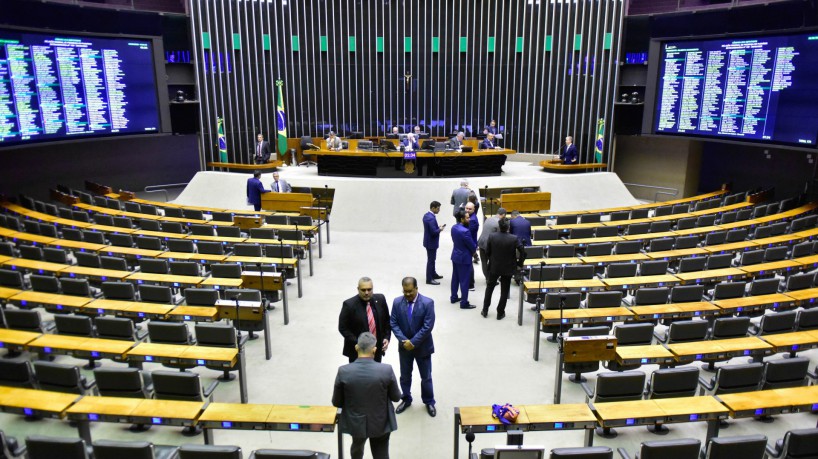 A decisão veio depois que o presidente da Câmara, Arthur Lira (PP-AL), publicou um ato para que os deputados federais estivessem em Brasília na segunda