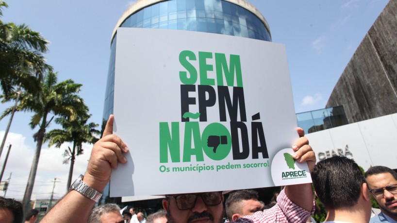 FORTALEZA, CEARÁ, BRASIL, 30.08.2023: Protesto de prefeitos na assembleia legislativa. Prefeitos do Nordeste fazem paralisação por recursos. Caucaia, Maracanaú e Eusébio.