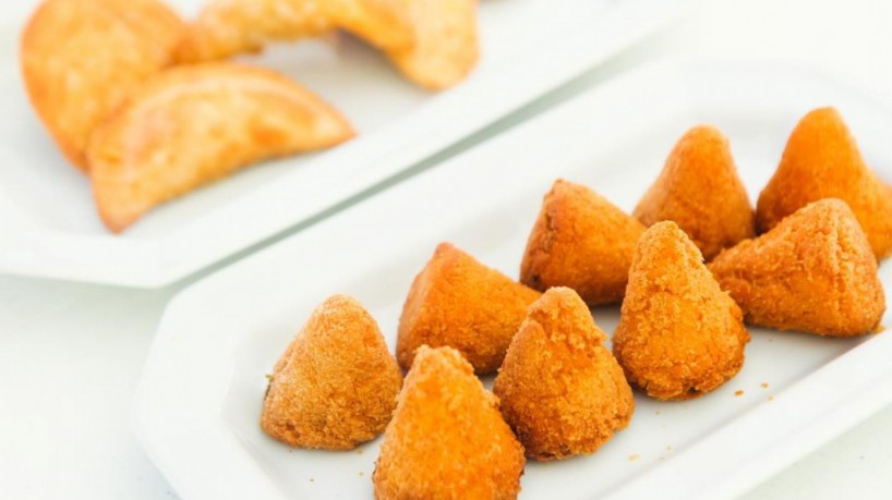 Coxinhas de frango e pasteis