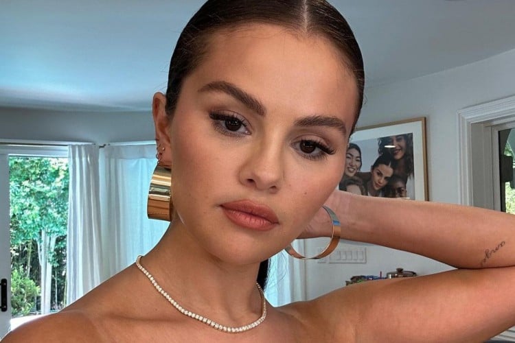 Com a marca de maquiagem Rare Beauty, Selena Gomez se torna a mais jovem bilionária dos EUA