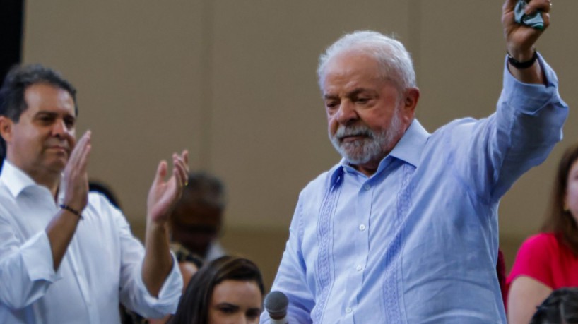 ￼Evandro aplaude Lula na 1ª visita do presidente ao Ceará neste mandato, em maio