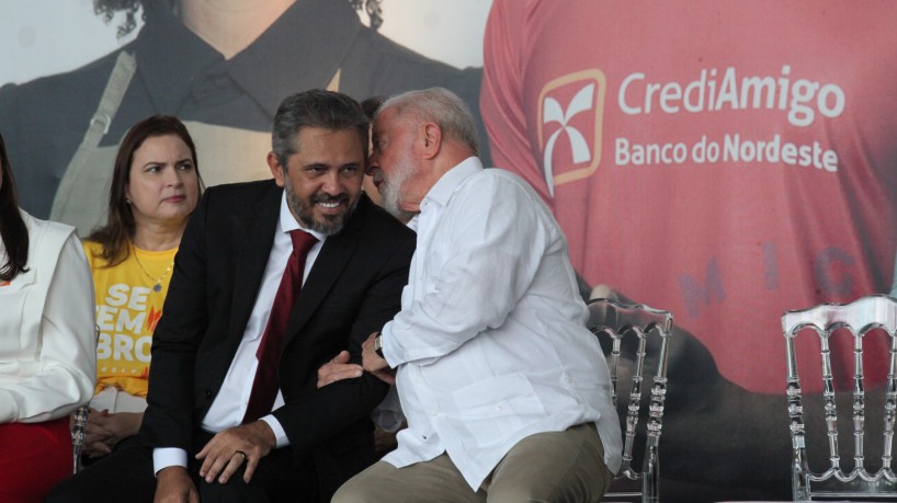 Lula cochicha com o governador Elmano de Freitas no BNB, em Fortaleza