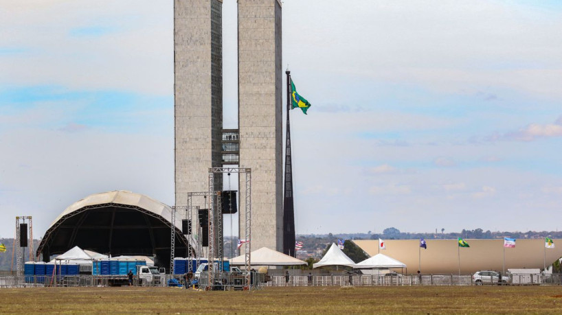 Montagem da estrutura para o desfile de 7 de setembro na Esplanada dos Ministérios: festa volta a ser feita sem piruetas discursivas 