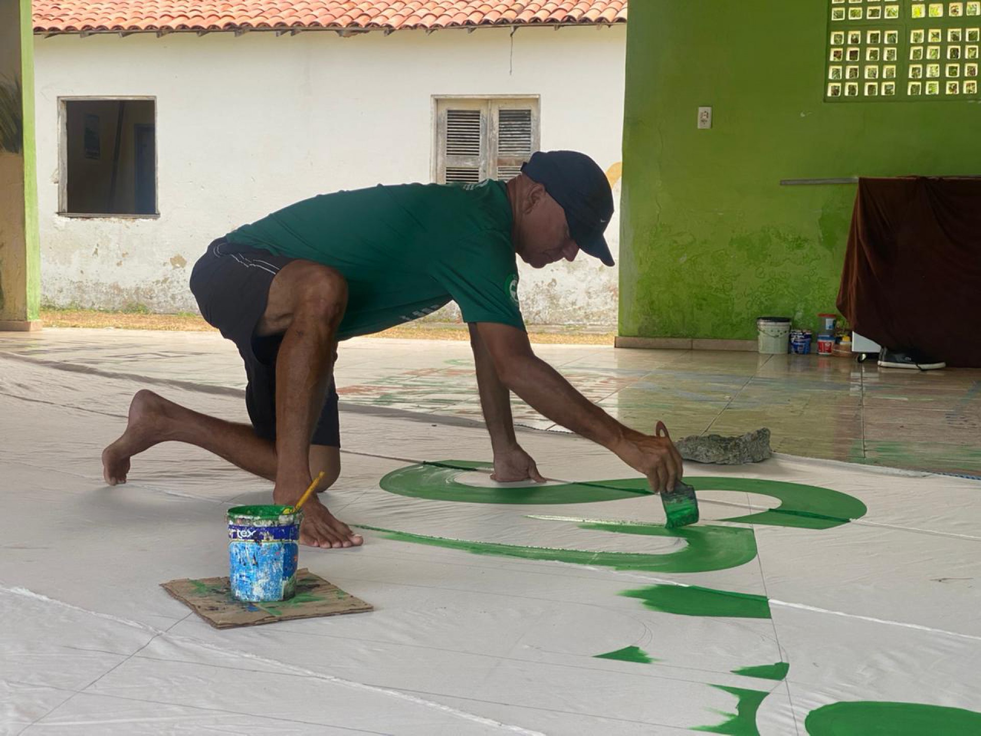 Pintor Borges Kennedy pinta desde os 18 anos velas para competição em Cascavel