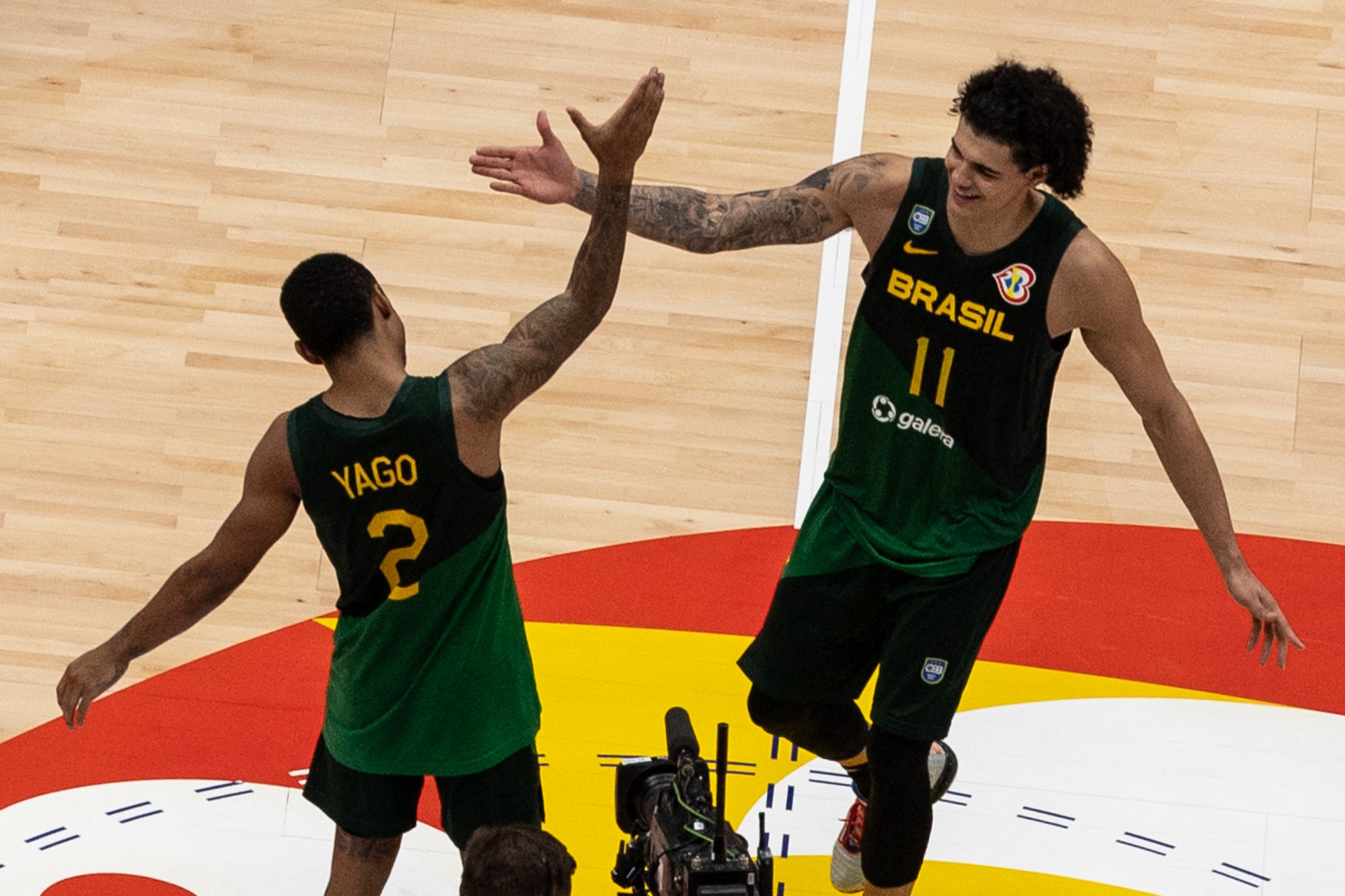 Yago volta ao time, enquanto Gui Santos se dedica à NBA (Foto: Yasuyoshi CHIBA / AFP)