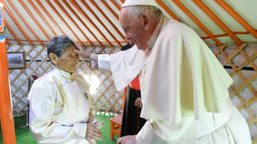 Foto divulgada pela mídia do Vaticano neste sábado, 2, mostra o Papa Francisco abençoando Tsetsege, que há cerca de dez anos resgatou uma estatueta da Senhora Mãe do Céu de uma pilha de lixo e mais tarde entronizou na Catedral de São Pedro e Paulo , numa tenda no complexo da catedral onde o papa se reunirá com bispos, padres, missionários, pessoas consagradas e agentes pastorais em Ulaanbaatar.