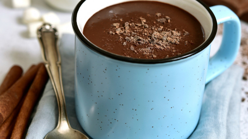 Chocolate quente com gemada (Imagem: Liliya Kandrashevich | Shutterstock)