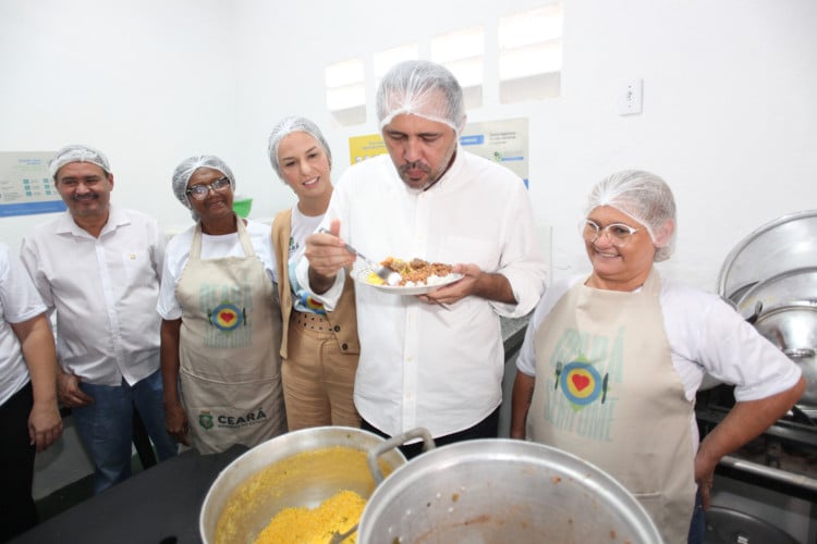 Governador Elmano de Freitas e a primeira-dama, Lia de freitas, visitam a primeira cozinha do Programa Ceará Sem Fome, no Papicu.