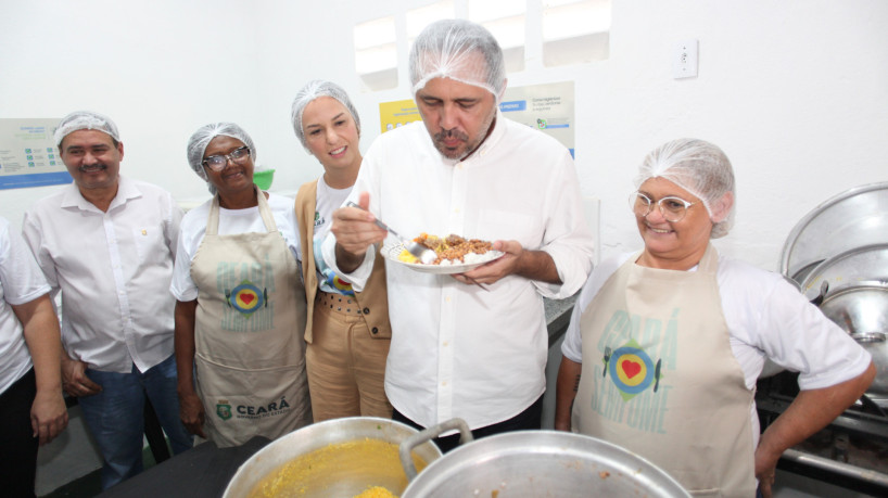 Governador Elmano de Freitas e a primeira-dama, Lia de freitas, visitam a primeira cozinha do Programa Ceará Sem Fome, no Papicu.