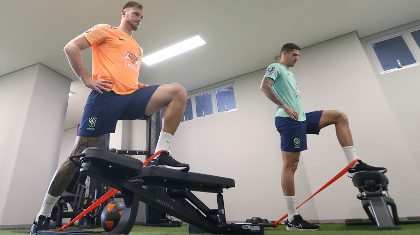 Goleiro Lucas Perri e zagueiro Nino em treino regenerativo da seleção brasileira, em Belém