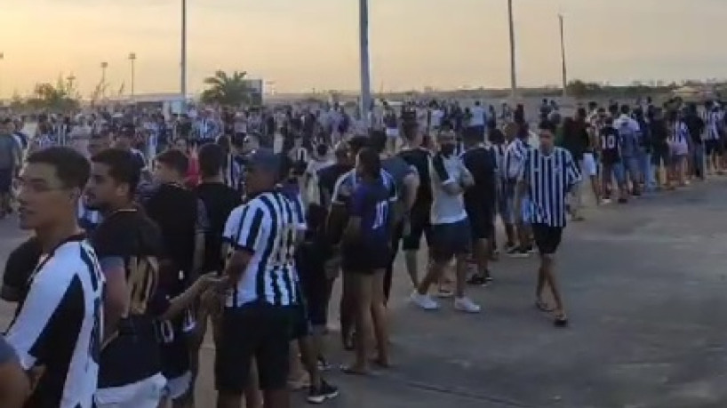 Torcedores do Ceará enfrentam enorme fila antes de Ceará x Criciúma e perdem gol de Barletta