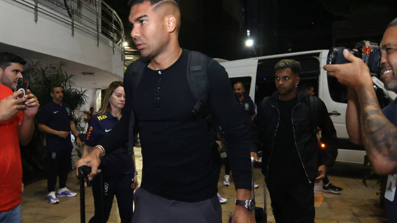 Casemiro e Rodrygo durante chegada à concentração da seleção brasileira