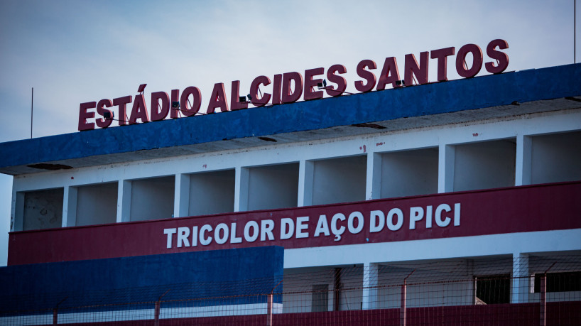 Letreiro na fachada interna do Centro de Excelência Alcides Santos, no Pici